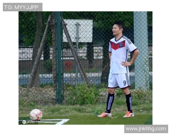 中国足球明星高清写真展示，感受球场上的英勇与风采