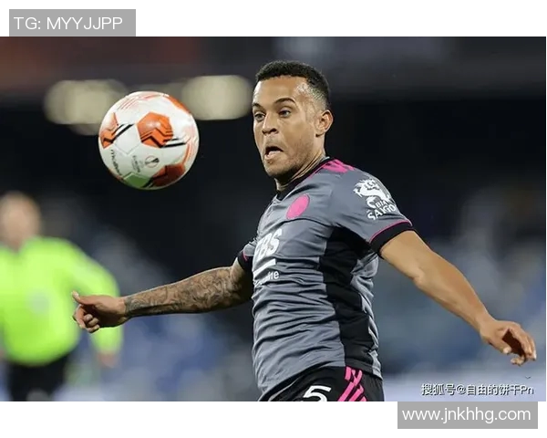 足球场上的55号球星：从默默无闻到耀眼明星的成长之路